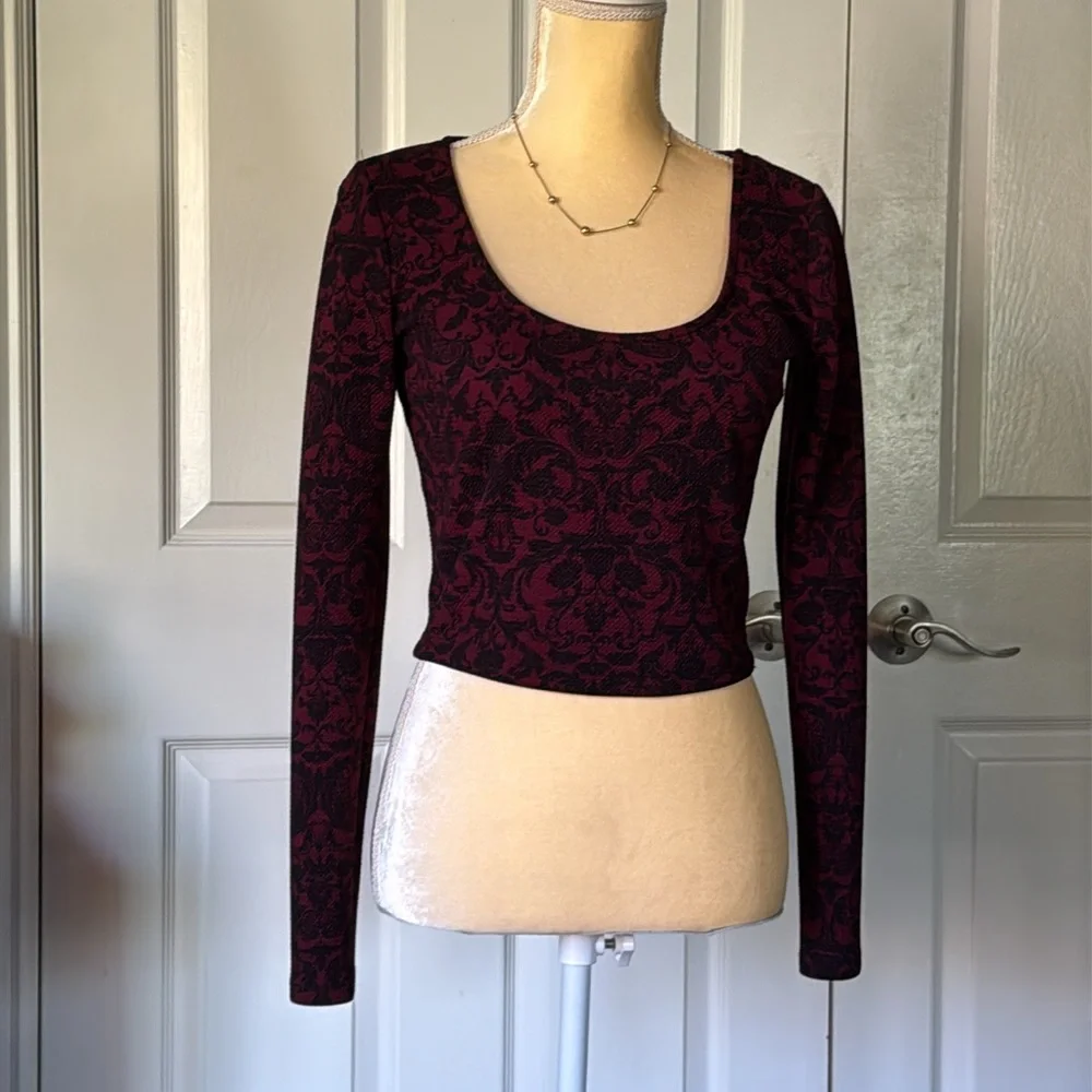 XXI Forever 21 Elegant Black and Red/ Burgundy Waffle Textured Crop Top NWOT